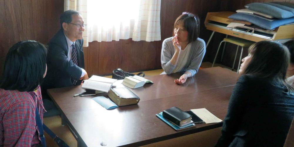 Retired pastor Akeri Suzuki, 68, giving a Bible study at Kariya Seventh-day Adventist International Church in Kariya, Japan, in May 2018. He only learned when he was 30 that his mother had tried to abort him. (Marcos Paseggi / Adventist Review)