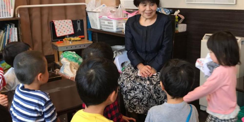 Mayumi Nagano speaking with children in her daycare in Tokyo, Japan. (Andrew McChesney / Adventist Mission)