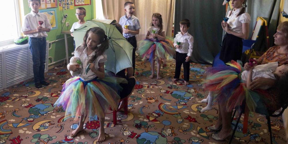 Children singing and playing hand bells for Ted N.C. Wilson, not pictured, at the Rostok School in Krasnodar in southern Russia on Sept. 2, 2018. (Andrew McChesney / Adventist Mission)