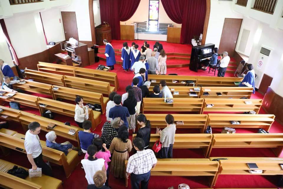 People gathering for an evangelistic meeting at Kagoshima Seventh-day Adventist Church on Japan’s Kyushu Island on May 19, 2018. (@sdakago / Facebook)