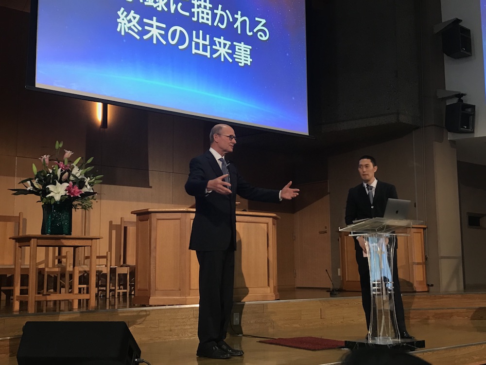 Adventist Church president Ted N.C. Wilson leading an evangelistic meeting at Amanuma Seventh-day Adventist Church in Tokyo on May 19, 2018. (Andrew McChesney / Adventist Mission)